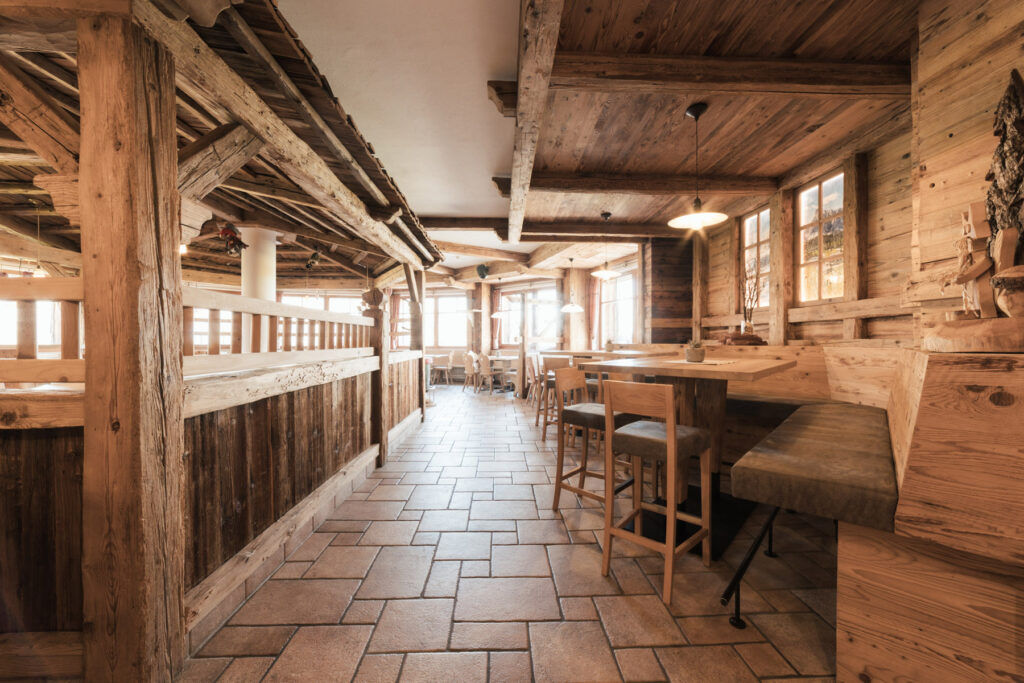 ristorante tipico in legno corvara piz arlara