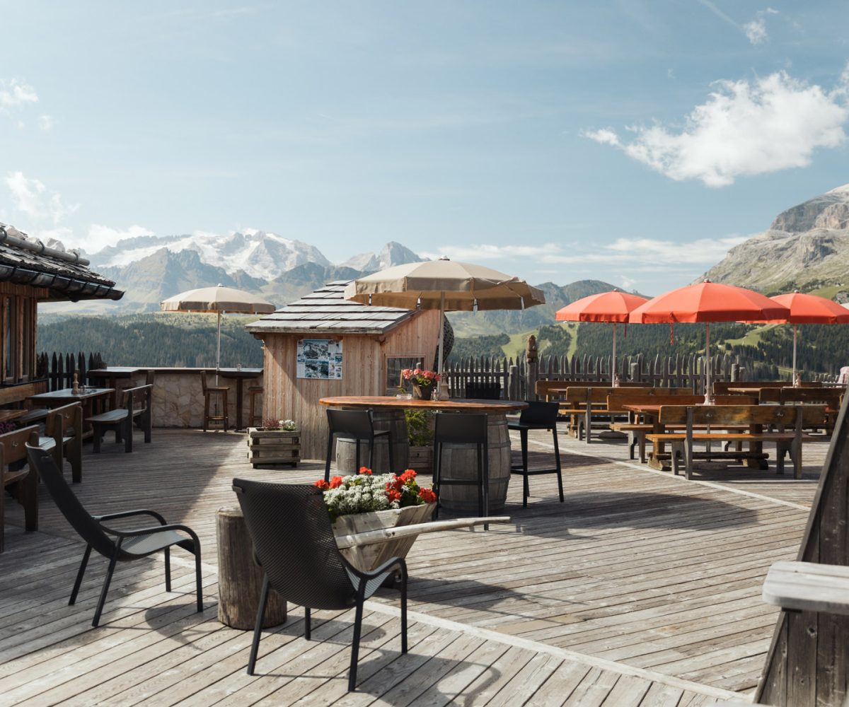 restaurant mit tischen im freien Piz Arlara Corvara